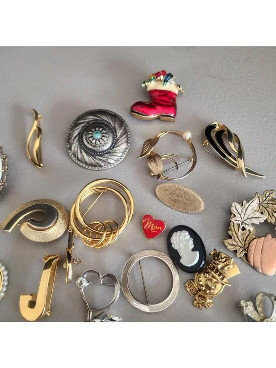 Vintage Brooch Pin Lot - Assorted Styles, Pearl, Enamel, Gold Tone - Picture 3 of 8